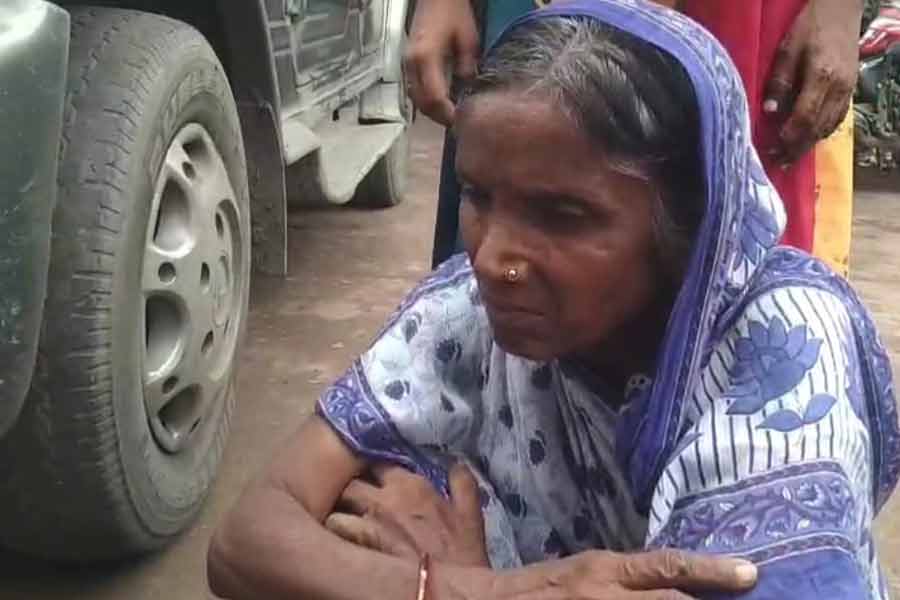 মহেশতলা কাণ্ডের ২১ দিন পরও নিখোঁজ কিশোর, রবীন্দ্রনগর থানার সামনে অঝোরে কান্না মায়ের
