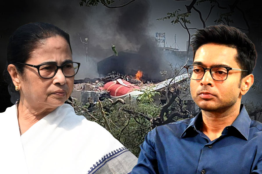 সমস্ত যাত্রীর জীবিত থাকার প্রার্থনা মমতার, আহমেদাবাদ বিমান দুর্ঘটনায় তদন্তের দাবি অভিষেকের