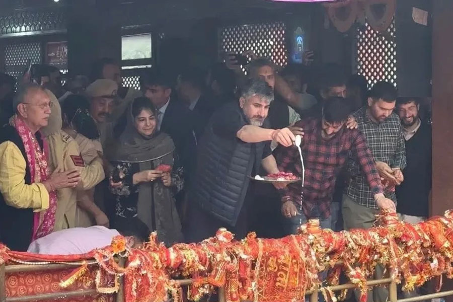 ‘কাশ্মীরি পণ্ডিত ছাড়া কাশ্মীর অসম্পূর্ণ’, মাতা ক্ষীর ভবানী মন্দিরে পুজো দিয়ে বললেন মেহবুবা