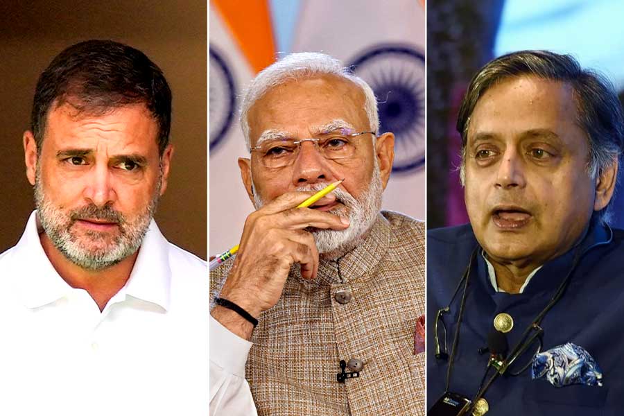 ‘আজকের ভারত ৭৫-এর ভারত নয়’, মোদির সুরেই ‘এমার্জেন্সি’ নিয়ে ইন্দিরাকে তুলোধোনা থারুরের