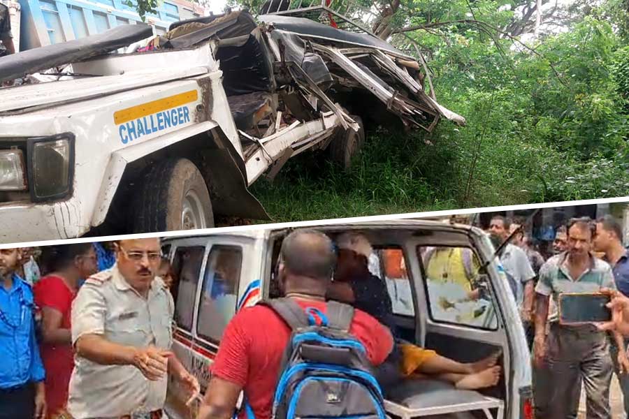 কান্দিতে ডাম্পারের সঙ্গে ট্রেকারের ধাক্কা, মৃত্যু অন্তত ৫ জনের