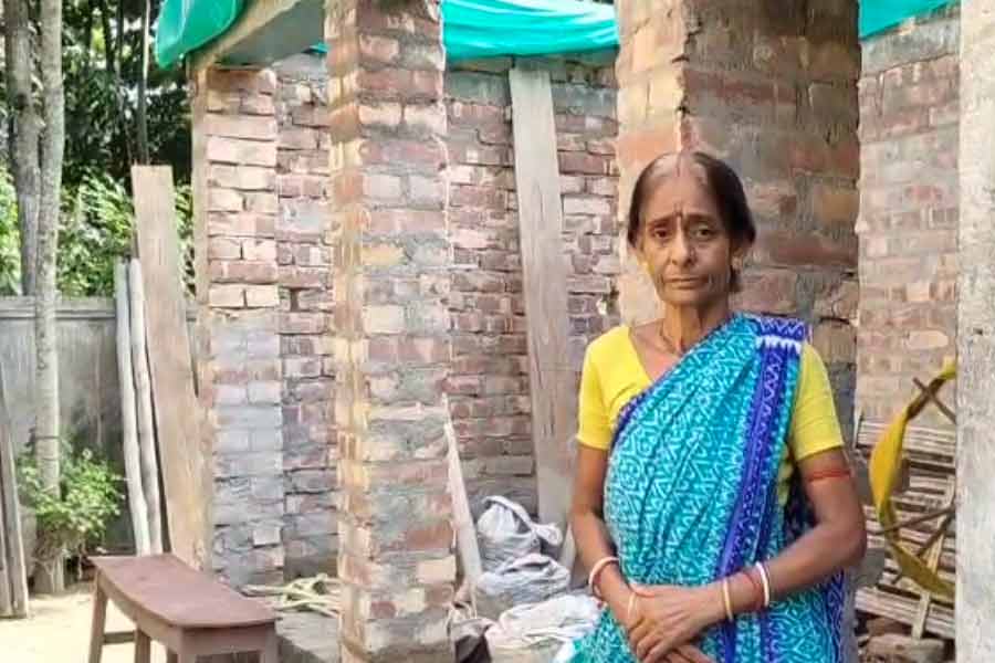 দেখভাল করে না সরকারি চাকুরে ছেলে-বউমা! আবাসের বাড়ি পেলেন বৃদ্ধ দম্পতি