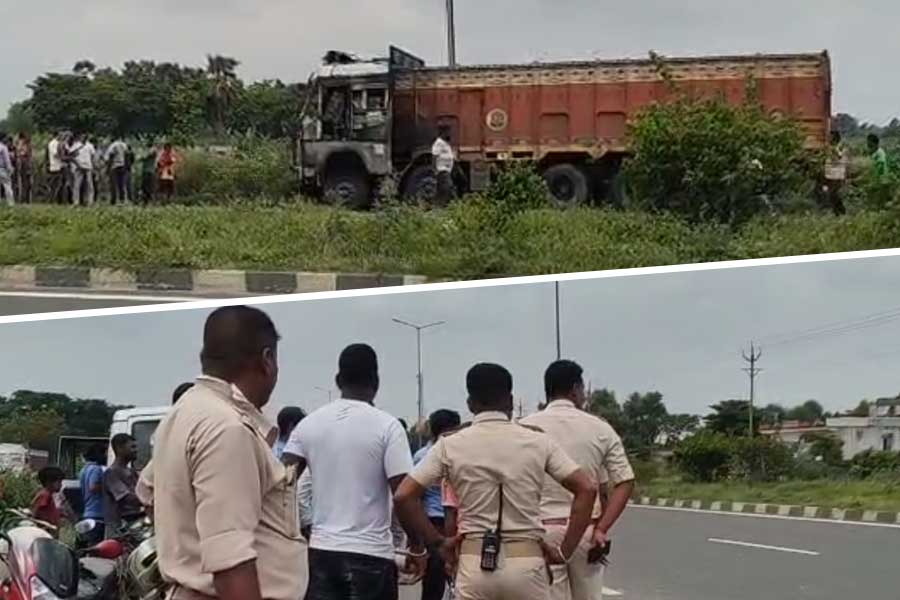 মেয়েকে পিষে দিল লরি, প্রাণে বাঁচলেন বাবা!