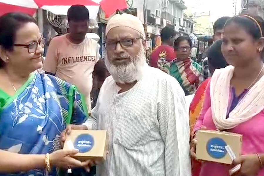‘উপরে একজনই, নানা নামে ডাকি’, ভক্তিভরে জগন্নাথের প্রসাদ নিলেন আরামবাগের নার্গিস-আশরাফরা