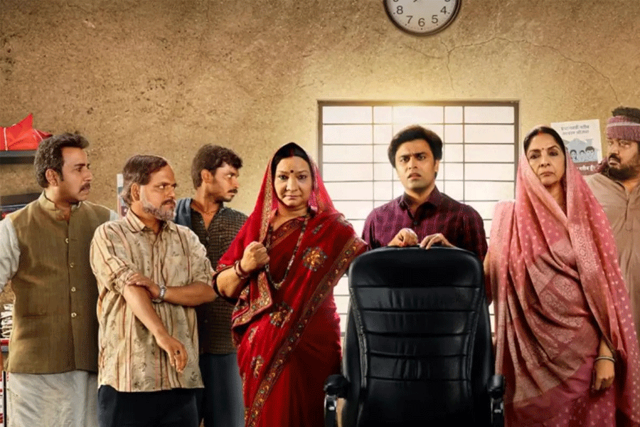 নির্বাচনের ডামাডোলই কি কাড়ল ফুলেরার সারল্য? কেমন হল ‘পঞ্চায়েত সিজন ৪’, পড়ুন রিভিউ
