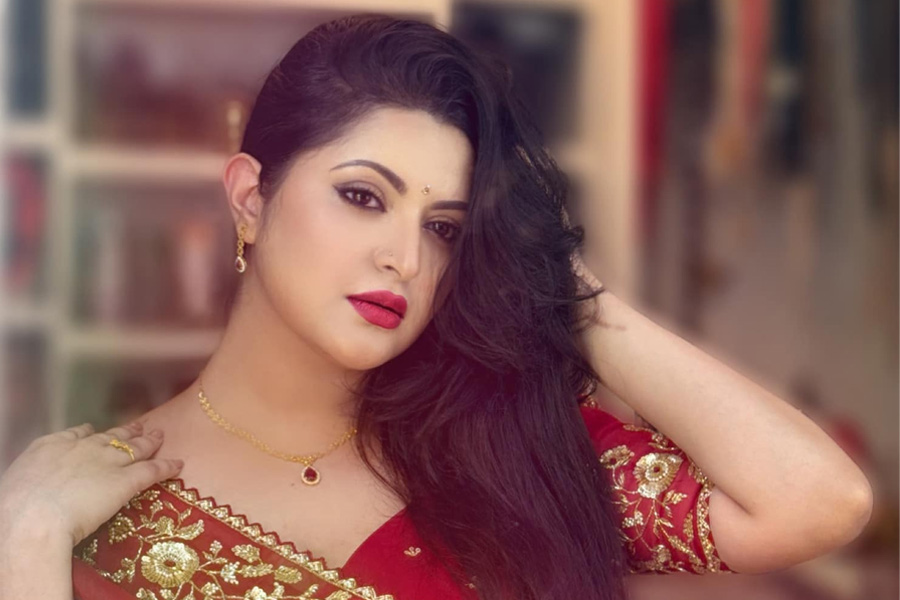 টাইম মেশিনে মেয়েবেলা! বৃষ্টিতে আম কুড়লেন পরীমণি