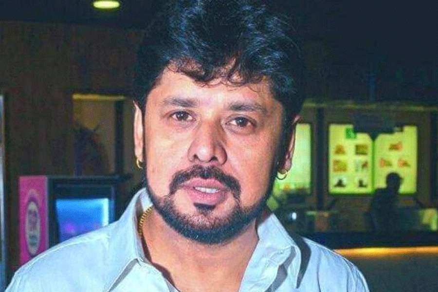 ‘একঝাঁক অভিজ্ঞ তারকা পেয়েছি’, মার্ডার মিস্ট্রি সিরিজ ‘বিভীষণ’-এর কাজ নিয়ে অকপট রাজা চন্দ