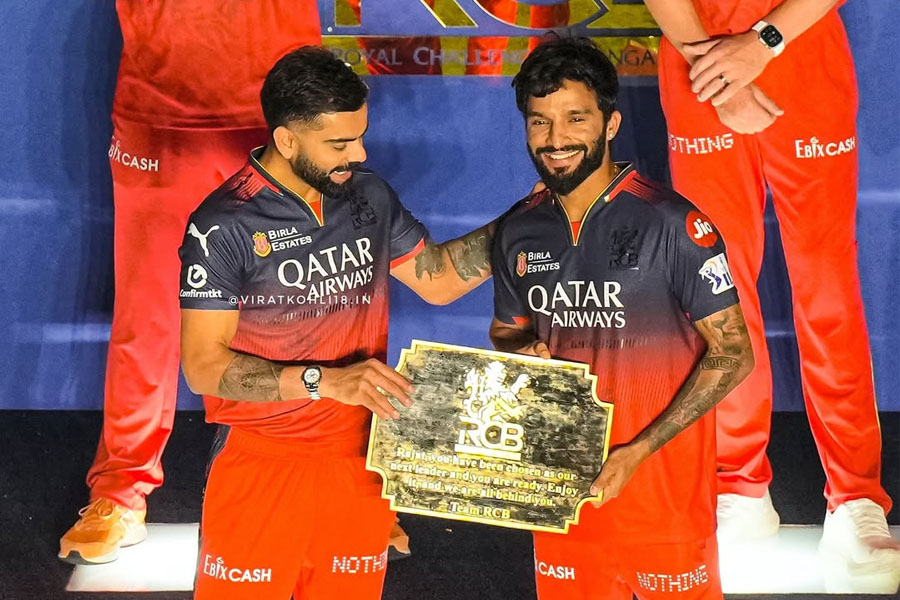 ‘এটা তোমারই মুহূর্ত…’, বিরাটের সম্মানে আইপিএলের কোন রীতি ভাঙলেন পাতিদার?