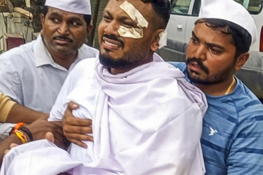 দাদার শেষকৃত্যে কান্নায় কাতর বিমান দুর্ঘটনায় মৃত্যুঞ্জয়ী রমেশ, ভিডিও দেখে চোখে জল নেটপাড়ার