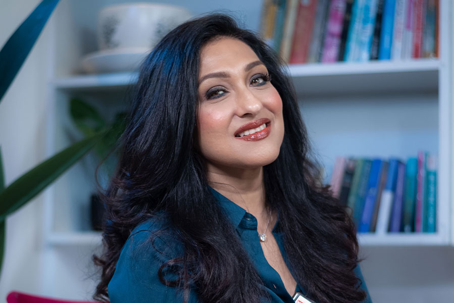‘এঁদের কাছে সবকিছুই সহজলভ্য, আমাদের পথ কঠিন ছিল’, ঋতুপর্ণার নিশানায় কারা?