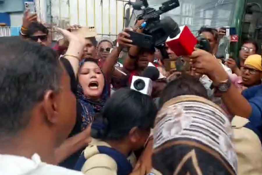 কুকীর্তির রানি! শ্বেতাকে আদালতে পেশের সময় ‘চড়’ মহিলার, ছোড়া হল জুতোও