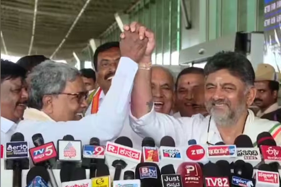 কর্নাটকে মুখ্যমন্ত্রী বদলের জল্পনায় দাড়ি, হাতে হাত রেখে একতার বার্তা শিব-সিদ্দার