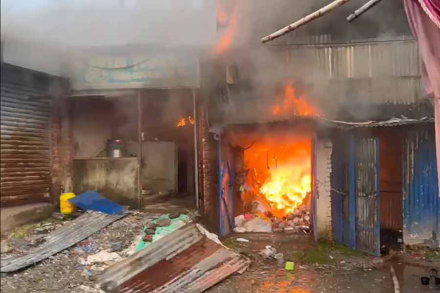 হাওড়ায় বাইকের গ্যারাজে বিধ্বংসী আগুনে ঝলসে মৃত এক, আতঙ্ক এলাকায়