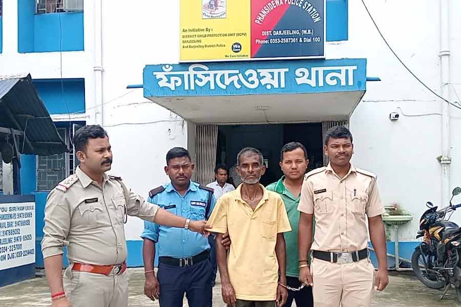 পরকীয়া নিয়ে সন্দেহ স্বামীর! ফাঁসিদেওয়ায় ঝগড়ার মাঝে স্ত্রীকে কুপিয়ে ‘খুন’