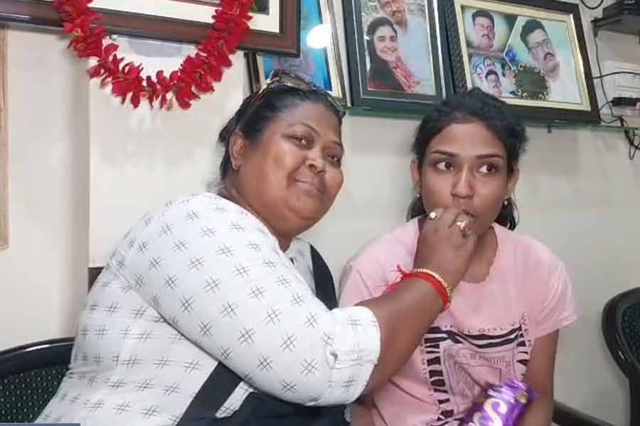 প্রকাশ্য রাস্তায় চুলোচুলি থেকে ‘সন্ধি’! ভুল স্বীকার করে তরুণীকে চকোলেট খাওয়ালেন কাউন্সিলর