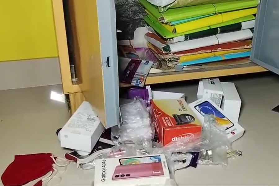 মড়ার উপর খাঁড়ার ঘা! বাবার মৃত্যুতে সপরিবারে গ্রামে শিক্ষক, সোনারপুরের বাড়িতে লুট টাকা-গয়না