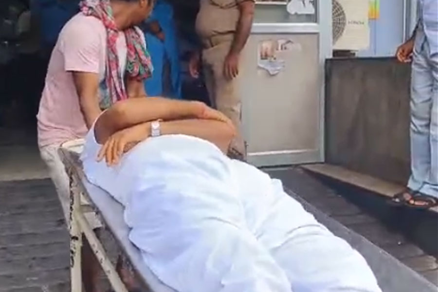 ৩দিন ধরে অনশনে অসুস্থ ‘যোগ্য’ শিক্ষকদের এক, ভর্তি আর জি কর হাসপাতালে