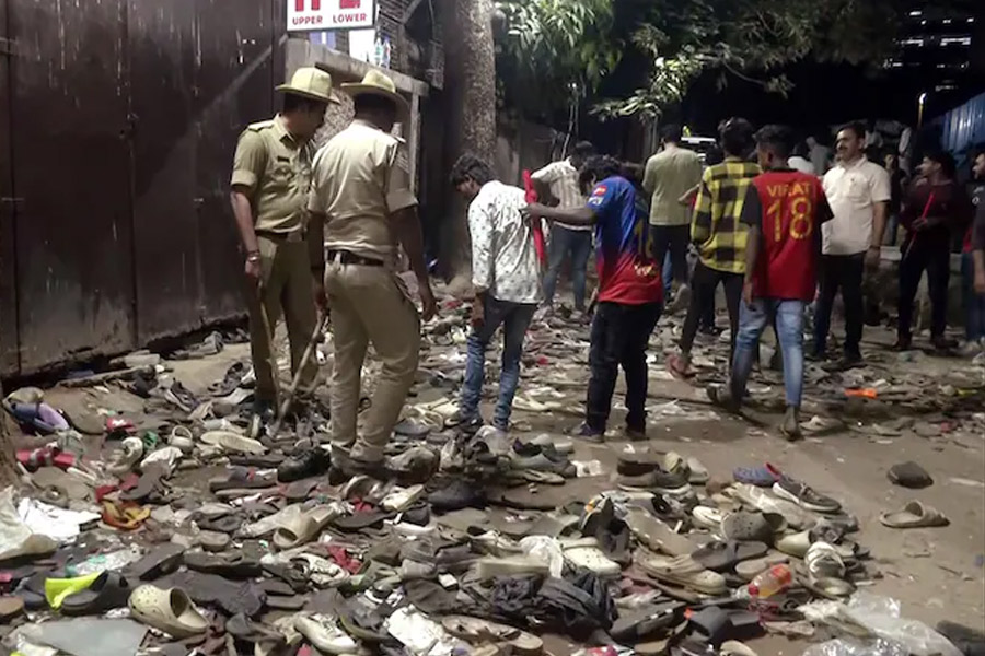 বেঙ্গালুরু পদপিষ্টের ঘটনায় বরখাস্ত মুখ্যমন্ত্রীর সচিব, হাই কোর্টে স্বস্তি কর্নাটক ক্রিকেট সংস্থার