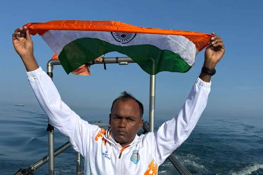 ১১ ঘণ্টা হিমশীতল জলে সাঁতরে ইংলিশ চ‌্যানেল জয় সুন্দরবনের রবীনের, ম্যানগ্রোভ রক্ষার বার্তা