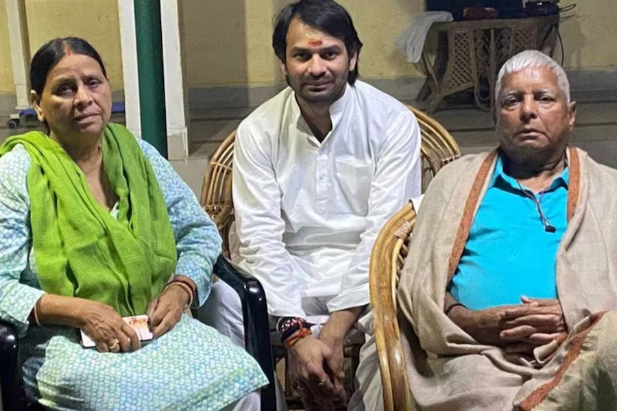 ‘এই গদ্দারগুলো…’, পরিবার থেকে বহিষ্কারের পর বাবা-মাকে আবেগী চিঠি, লালুপুত্রের নিশানায় ভাই?