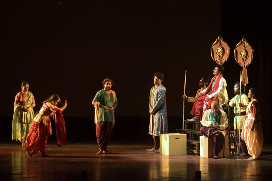 প্রায় প্রপস-হীন মঞ্চ, চোখ জুড়ানো উপস্থাপনা, কেমন হল ‘তুঙ্গভদ্রার তীরে’ ?