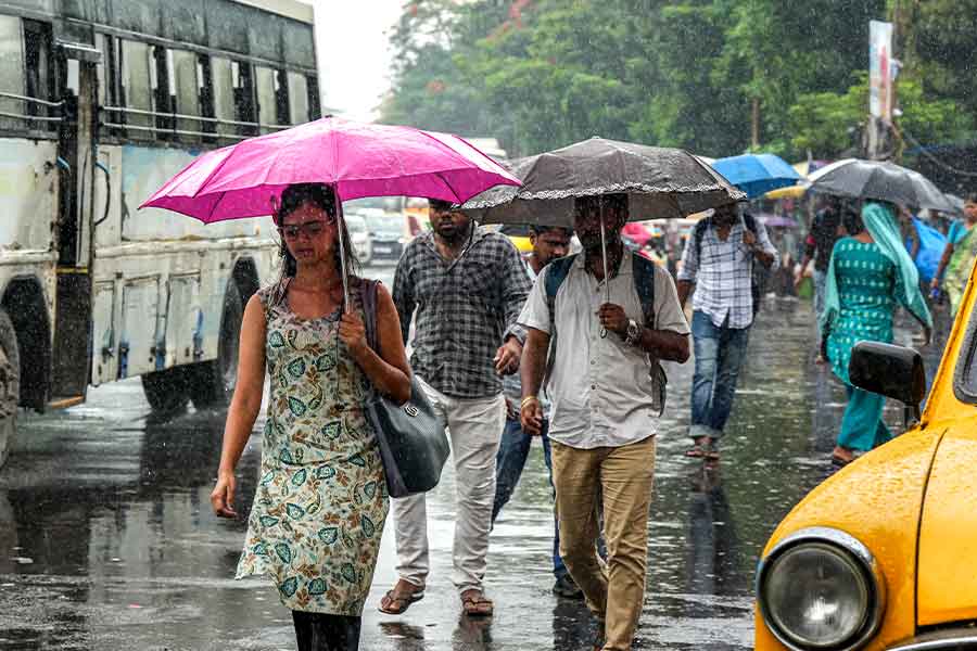 টানা বৃষ্টিতে নাজেহাল রাজ্যবাসী, কবে দেখা মিলবে রোদের?