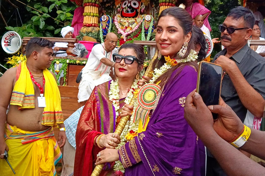 মায়াপুরের রথে তারকা সমাবেশ, রশিতে টান দিলেন দেবশ্রী, রুক্মিণী মৈত্র