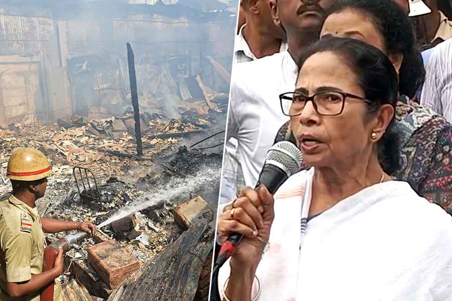 ‘অব্যবস্থা থেকেই আগুন,’ খিদিরপুরে সরব মুখ্যমন্ত্রী, ক্ষতিগ্রস্তদের আর্থিক সহায়তার ঘোষণা