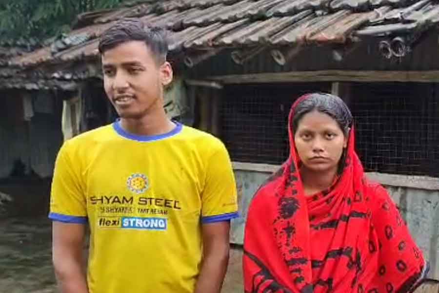 বাগদার বাড়িতে ফিরলেন বাংলাদেশে ‘পুশব্যাক’ দম্পতি