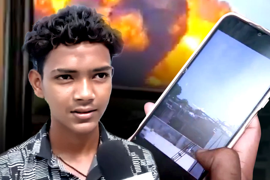 ভয়ংকর বিমান দুর্ঘটনা ক্যামেরাবন্দি, ‘ভয়ে’ সিঁটিয়ে প্রত্যক্ষদর্শী কিশোর!