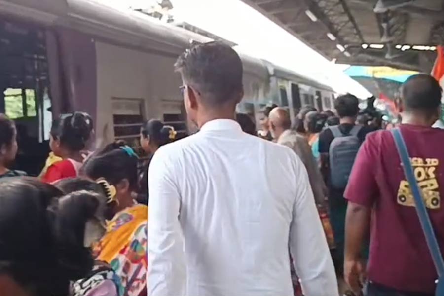 বাবুঘাটে ছটপুজো, আগামী সপ্তাহে চক্ররেলের গতিপথ বদলের বিজ্ঞপ্তি দিল রেল