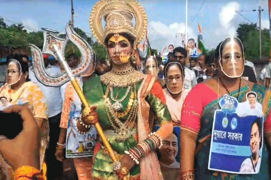 চ্যাপলিন’ থেকে ‘শাহরুখ’, একুশে ধর্মতলায় তৃণমূলের মঞ্চে আবির্ভূতা ‘দুর্গা’ও!