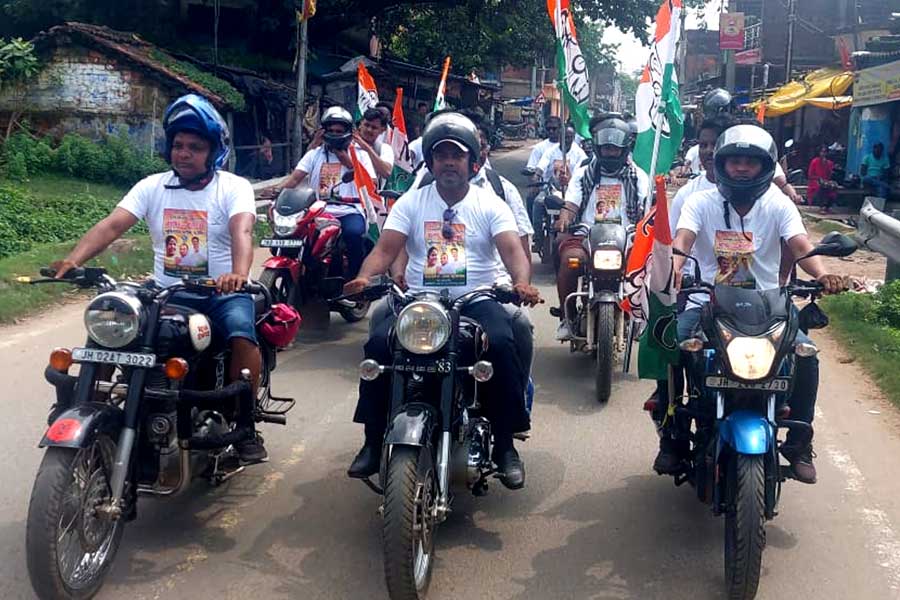 একুশের আবেগ, পুরুলিয়া থেকে বাইকে ধর্মতলার সভায়! বার্তা ‘সেফ ড্রাইভে’র