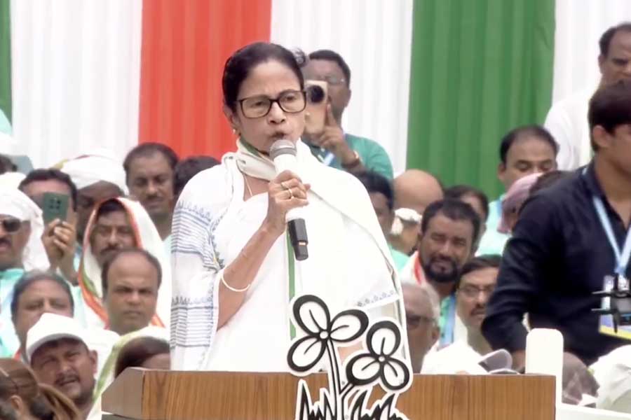 ‘বাংলায় থেকে আমার পোস্টার ছিঁড়বে’, একুশের মঞ্চ থেকে ফুঁসে উঠলেন মমতা