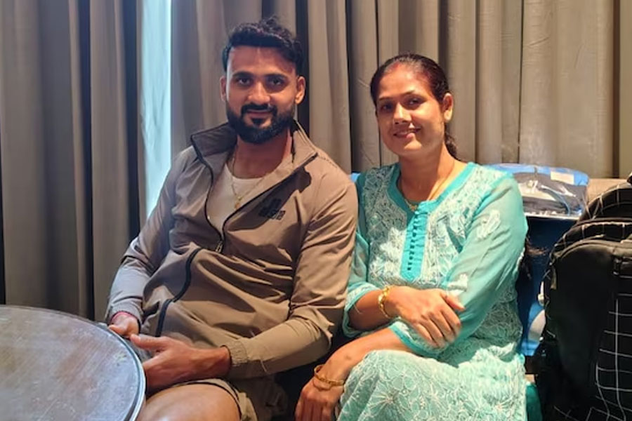 ‘আমাকে নিয়ে ভাবিস না’, ইংল্যান্ডে দেশের জন্য লড়তে আকাশকে ‘পেপটক’ ক্যানসারাক্রান্ত দিদির