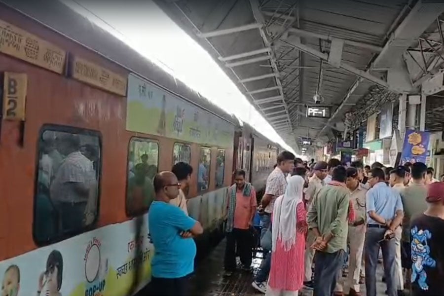 ডেকেও চিকিৎসক না আসার অভিযোগ, গুয়াহাটিগামী অমৃতসর এক্সপ্রেসে মৃত্যু প্রাক্তন সেনাকর্মীর