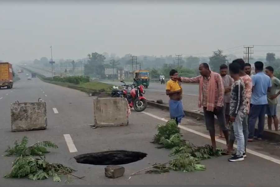 আসানসোলে ১৯ নম্বর জাতীয় সড়কে ধস, এলাকায় চাঞ্চল্য, তীব্র যানজট