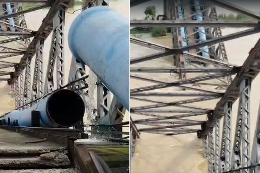 দামোদরে ভাঙল ওয়াটার প্রজেক্টের পাইপ লাইন, আসানসোলে তীব্র পানীয় জল সংকটের আশঙ্কা