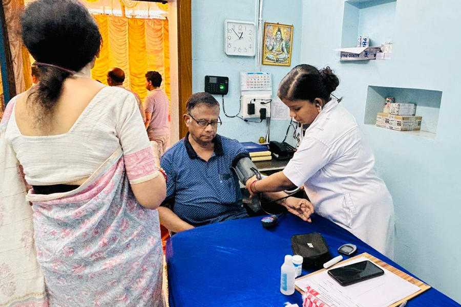 মানব সেবায় ৫০ বছর পার, বিনামূল্যে চিকিৎসা শিবির, দুস্থ পড়ুয়াদের বৃত্তি প্রদান এই ফার্মার