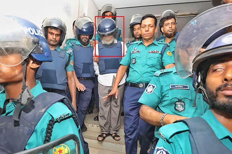 এ কী হাল! দু’হাত পিছমোড়া করে পরানো হাতকড়া, এজলাসে বাংলাদেশের প্রাক্তন প্রধান বিচারপতি