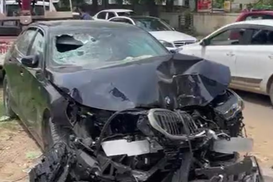 মদে চুর হয়ে BMW-র চালকের আসনে! ধাক্কায় বনেটে আছড়ে পড়ে স্কুটার চালকের মৃত্যু