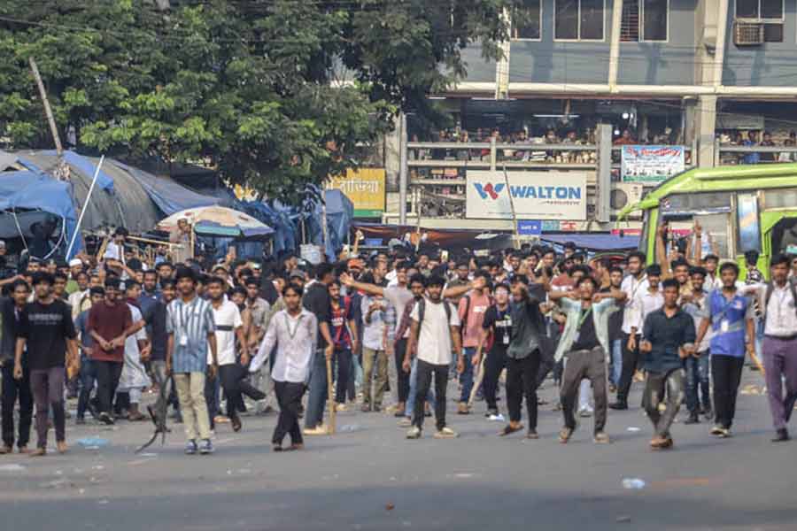 ছাত্র আন্দোলন দমনে ইউনুসের ‘হিটলারি’, সচিবালয়ে ভাঙচুরে ১২০০ শিক্ষার্থীর বিরুদ্ধে মামলা!