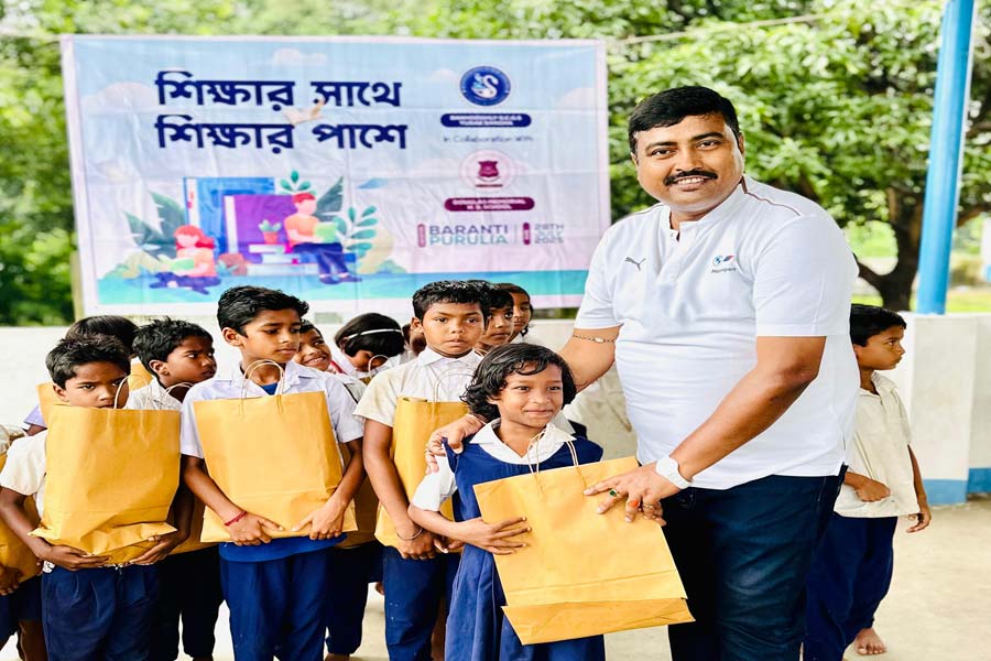 শিক্ষার প্রসারে এবার মিশন পুরুলিয়া, দুস্থ শিশুদের জন্য নয়া কর্মসূচি বনহুগলি যুবক সংঘের