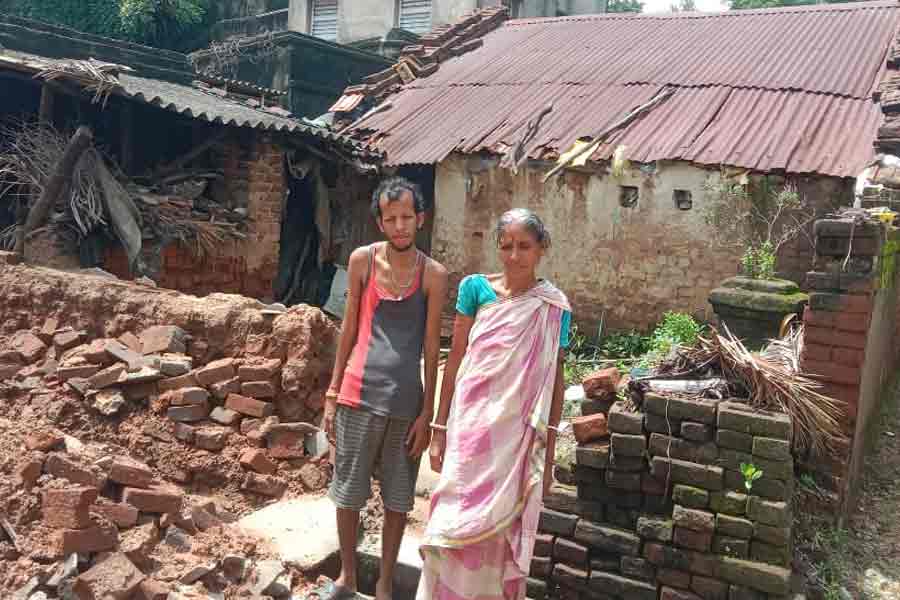 সন্তান চলচ্ছক্তিহীন, ভিক্ষা করেই সংসার চালান স্বামীহারা বৃদ্ধা ! পাশে দাঁড়ানোর আশ্বাস প্রশাসনের