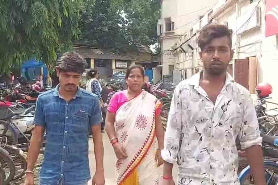 ১৩ বছরের ছোট রাজমিস্ত্রির সঙ্গে মায়ের বিয়ে! মানতে না পেরে ঘরছাড়া করল ছেলে