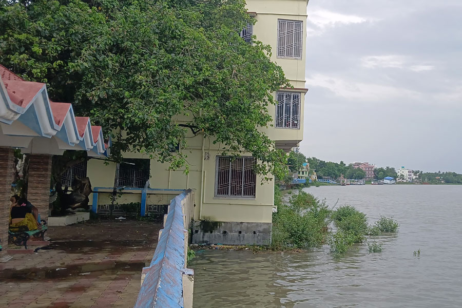 ইছামতী দখল করে বিলাসবহুল হোটেল! নিন্দায় সরব আমজনতা থেকে পরিবেশপ্রেমীরা