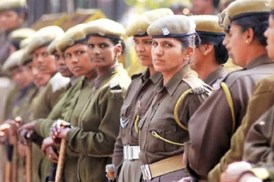 কাজের সময় মহিলা পুলিশদের গয়না-মেকআপে ‘না’, বিহারে পুরুষদের জন্যও একাধিক নির্দেশিকা