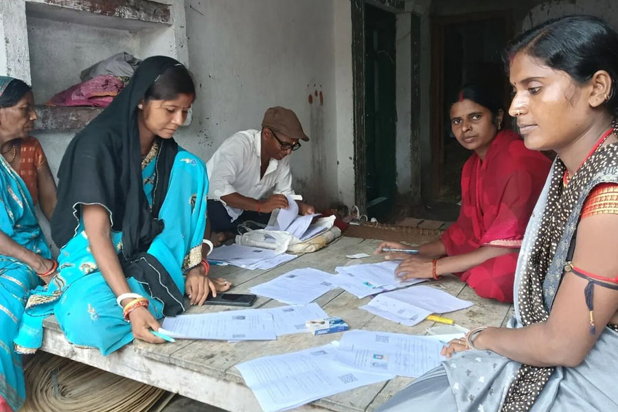 ২০২৪-এ ভোটার, ২০২৫-এ বাদ! বিহারে ৩৫ লক্ষ নাম ছাঁটাইয়ের পথে কমিশন
