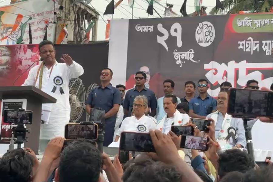 ২৫ বছর আগের ‘লাল সন্ত্রাস’ স্মরণ করে বিজেপিকে হুঁশিয়ারি, নানুরে ভাষা রক্ষার লড়াই ফিরহাদের