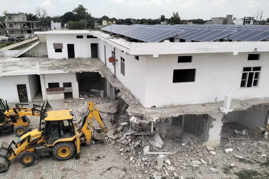 ধর্মান্তকরণের অভিযোগ, সুপ্রিম নির্দেশ উড়িয়ে যোগীরাজ্যে মুসলিম ধর্মগুরুর বাংলোয় বুলডোজার!